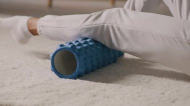 Asyalı anne evde egzersiz yapıyor.