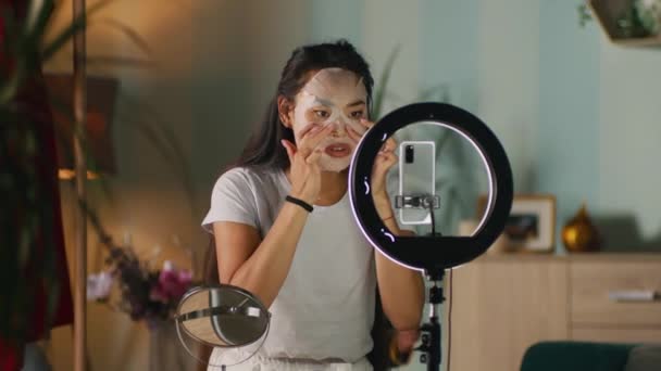 Ασιατική γυναίκα καταγραφή φύλλο mask εφαρμογή φροντιστήριο — Αρχείο Βίντεο