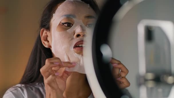 Beleza blogger gravação folha máscara aplicação tutorial — Vídeo de Stock