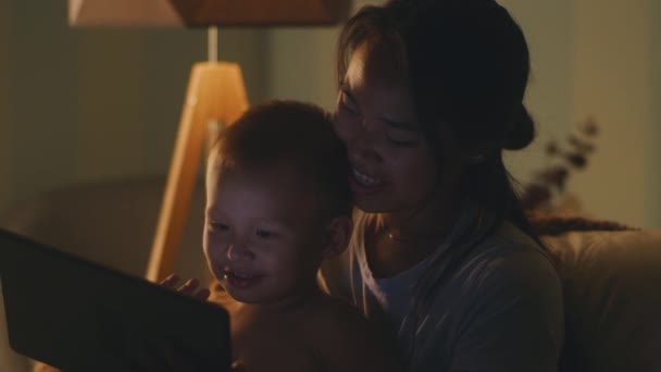 Moeder en zoon die 's nachts tabletten gebruiken — Stockvideo