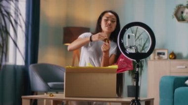 Güzellik blogcusu kameraya serum gösteriyor