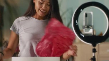 Seyircilere elbise gösteren keyifli blog yazarı