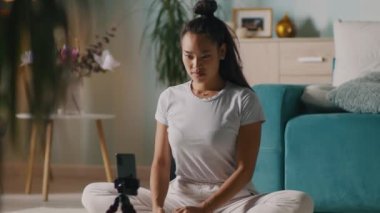 Asyalı blogcu atış esneme egzersizi