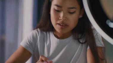 Dişi blog yazarı akış sırasında yeni bir krem deniyor