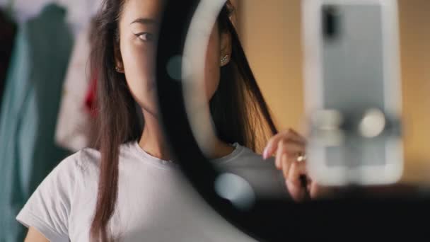 Азиатский блогер с длинными волосами — стоковое видео
