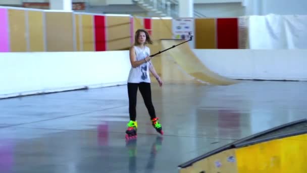 Menina patinagem e faz selfie — Vídeo de Stock