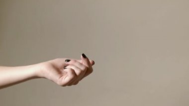 Kocası karısını para verir