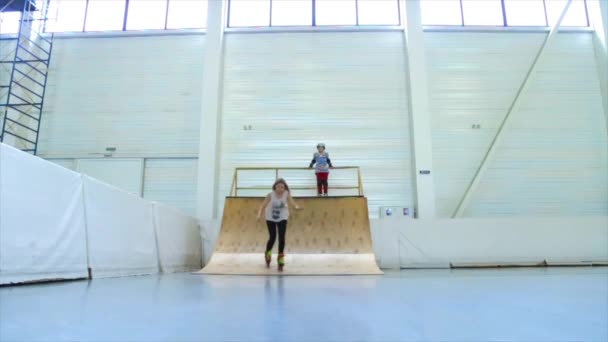 Flickorna Skate off med springboard — Stockvideo