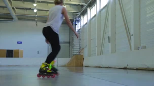 Meisje rollerblade vrije stijl slalom — Stockvideo