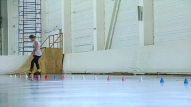 Meisje rollerblade vrije stijl slalom — Stockvideo