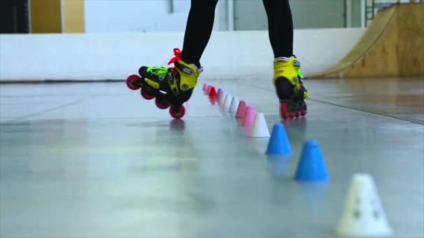 Meisje rollerblade vrije stijl slalom — Stockvideo