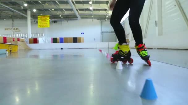 Girl rollerblade freestyle slalom — Stock Video