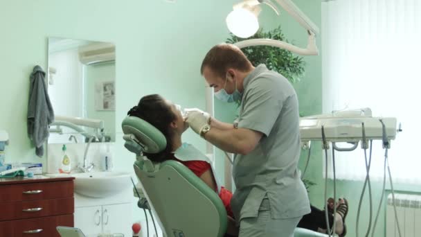 Der Zahnarzt behandelt den Zahn