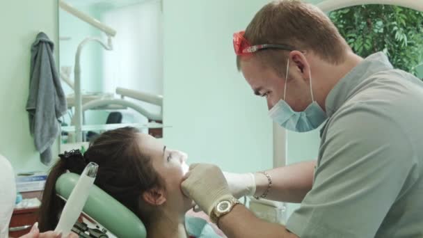 El dentista trata el diente — Vídeo de stock