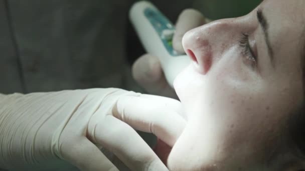 El dentista trata el diente — Vídeo de stock