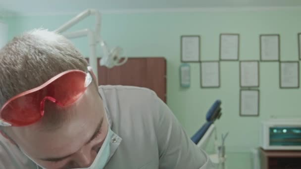 El dentista trata el diente — Vídeo de stock