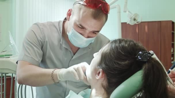 Il dentista tratta il dente — Video Stock