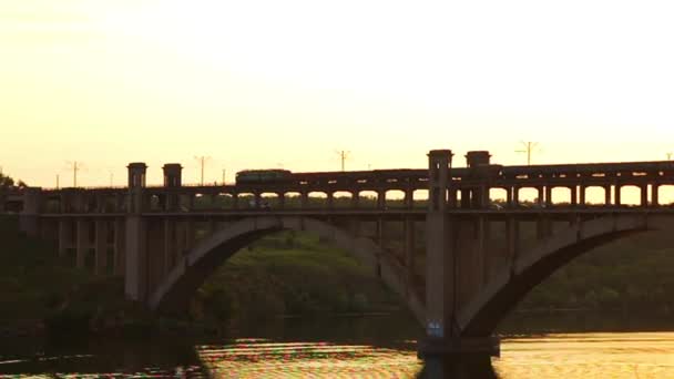 Tren puente río — Vídeo de stock