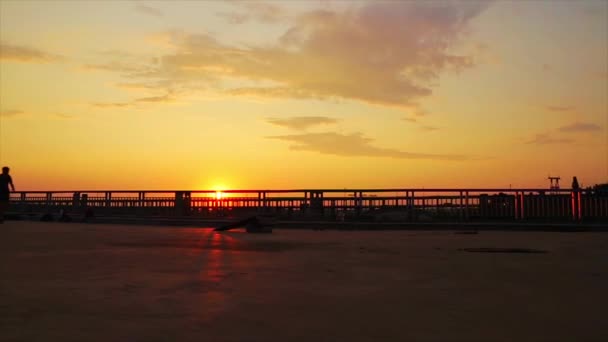 Roller maken truc op zonsondergang — Stockvideo