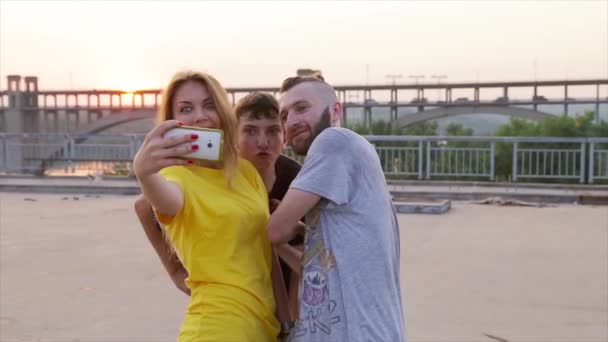 Rodillos selfie puente — Vídeo de stock