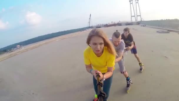 Rollers selfie ponte — Vídeo de Stock