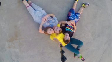 Silindirler yalan ve selfie köprüde yapmak