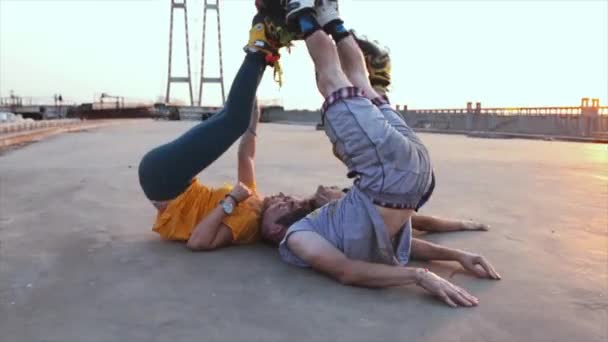 Roller liegen und machen Selfie auf der Brücke — Stockvideo