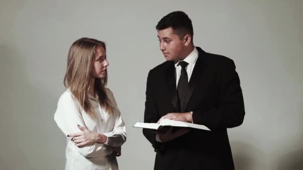 Giovani adolescenti canne la Bibbia e pregare — Video Stock
