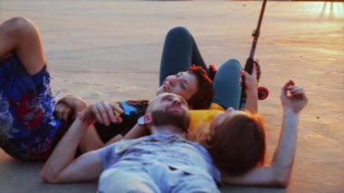 rulo yapmak selfie Köprüsü'nde Günbatımı üzerinde