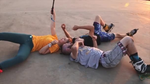 Roller macht Selfie auf Brücke bei Sonnenuntergang — Stockvideo