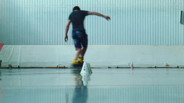 Jungen-Roller-Freestyle-Slalom — Stockvideo