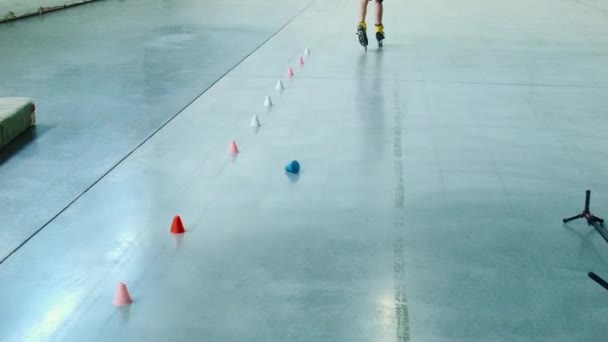 Garçon roller slalom freestyle — Video