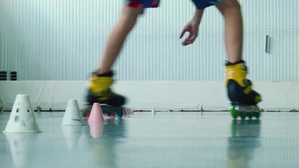 小男孩滚子自由式轮滑 — 图库视频影像