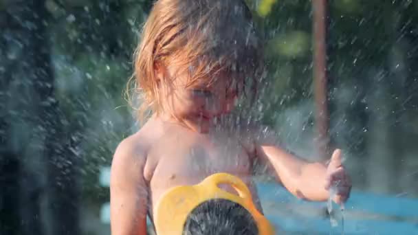 Chica vierte agua de una manguera — Vídeo de stock