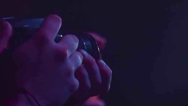 Man met de camera fotograferen concert — Stockvideo