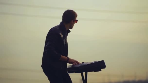 Keyboardist at the dawn — Stock Video