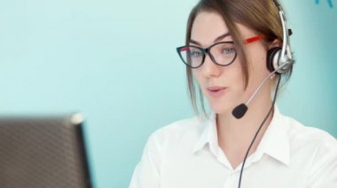 Kadın müşteri çağrı merkezi sorunu çözer