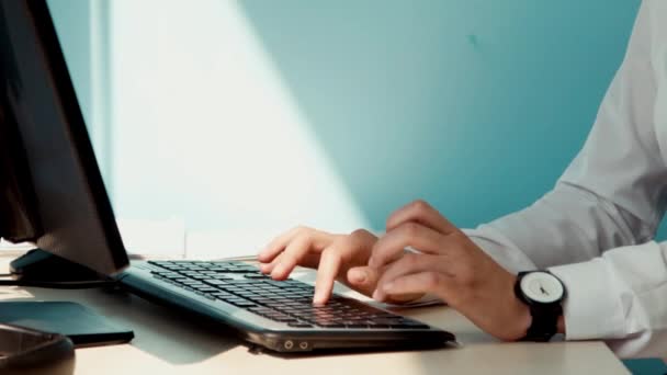 Una mujer que trabaja en una computadora — Vídeo de stock