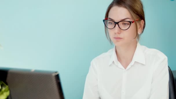 Eine Frau, die am Computer arbeitet — Stockvideo