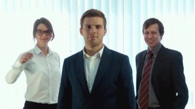 Kameraya bakarak üç başarılı iş adamları takım