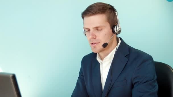 Man in callcenter glimlachend kijken naar de camera — Stockvideo