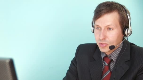 El hombre resuelve el problema del centro de llamadas al cliente — Vídeo de stock