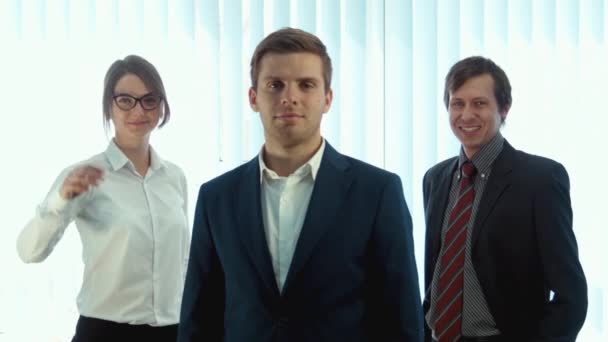 Kameraya bakarak üç başarılı iş adamları takım — Stok video