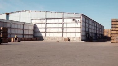 Sebze stok. Yükleyici yük kutuları traktör