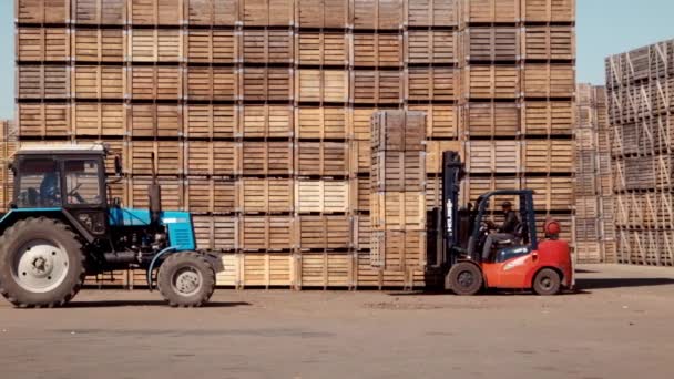 Zeleninového vývaru. zavaděč zatížení boxy na traktoru — Stock video