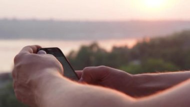 Arka plan güzel sahne nehir ve köprü telefonda adam bakar yakın çekim