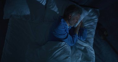 Orta Çağ Adamı Sessizlikte Uyanık Kaldı, Yatakta Döndü, Ölümlülük Korkusu, Zaman Geçidi 'yle Yüzleşti. Varoluşsal Düşünce Konsepti, Orta yaş Krizi, Uykusuzluk. Üst Görünüm Döndürülüyor.