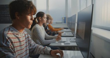 Üniversite öğrencileri İyi Edebiyat Sınıfı Penceresinde Bilgisayarlarda oturuyor, Program Kodu Yazıyorlar. Grup Öğrenme, İşbirliği, Yazılım Geliştirme ve Dijital Eğitim Konsepti. Doli Vuruşu.