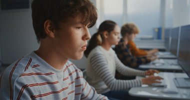 Ders sırasında Monitörde Çalışan Ciddi Öğrencinin Kapanışı. Üniversitede Oyun Geliştirme Kursu, Bilgisayar Laboratuvarında Genç Öğrencilerin Takım Çalışması. Kavram Çalışması Teknolojisi, Dijital Gelecek.