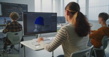 Sınıftaki Bilgisayar 'da Genç Kadın Çalışmaları 3D Tasarım. Monitördeki 3D Tasarım Projesine Odaklanmış Bayan Öğrenci Çalışmaları. Dijital Öğrenim, Geleceğin Yaratıcı Meslekleri, Yenilikçi Eğitim. Sabit Çekim.